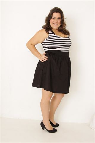 Find plus size tøj efter din stil, såsom habitter og kjoler i store størrelser